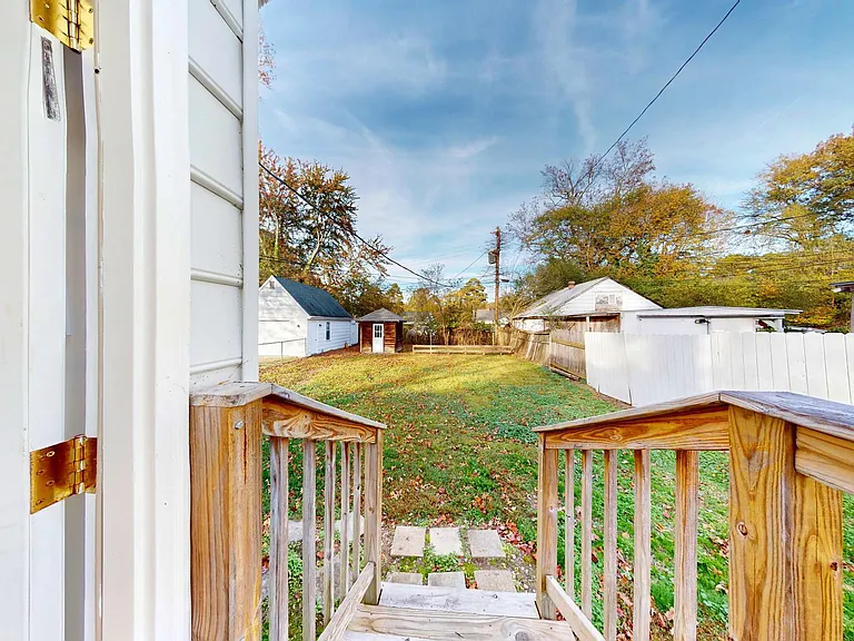 110 E Union St — Photo 16