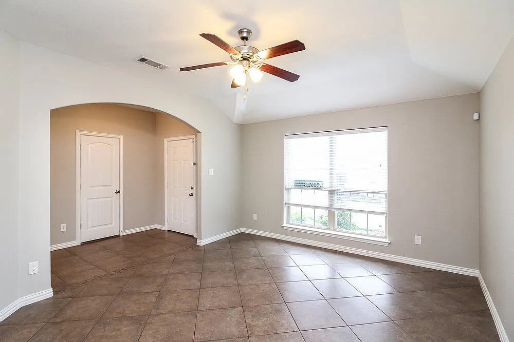 3 bed, 2.0 bath, 1363 sqft, $1,800 — Photo 2