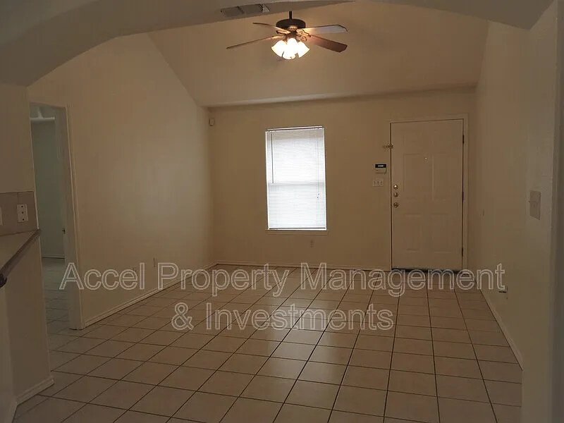 2 bed, 2.0 bath, 925 sqft, $850 — Photo 2