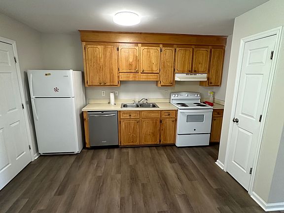 2nd image of 4062 Cedars Pkwy Unit E