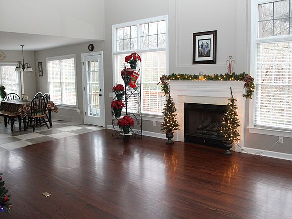 17-foot Ceiling Great Room