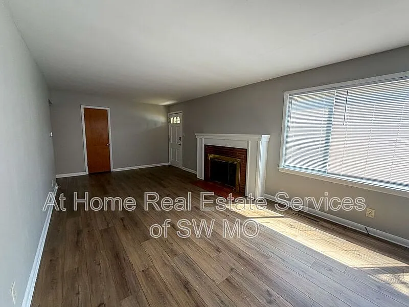3 bed, 1.0 bath, 1192 sqft, $1,230 — Photo 2