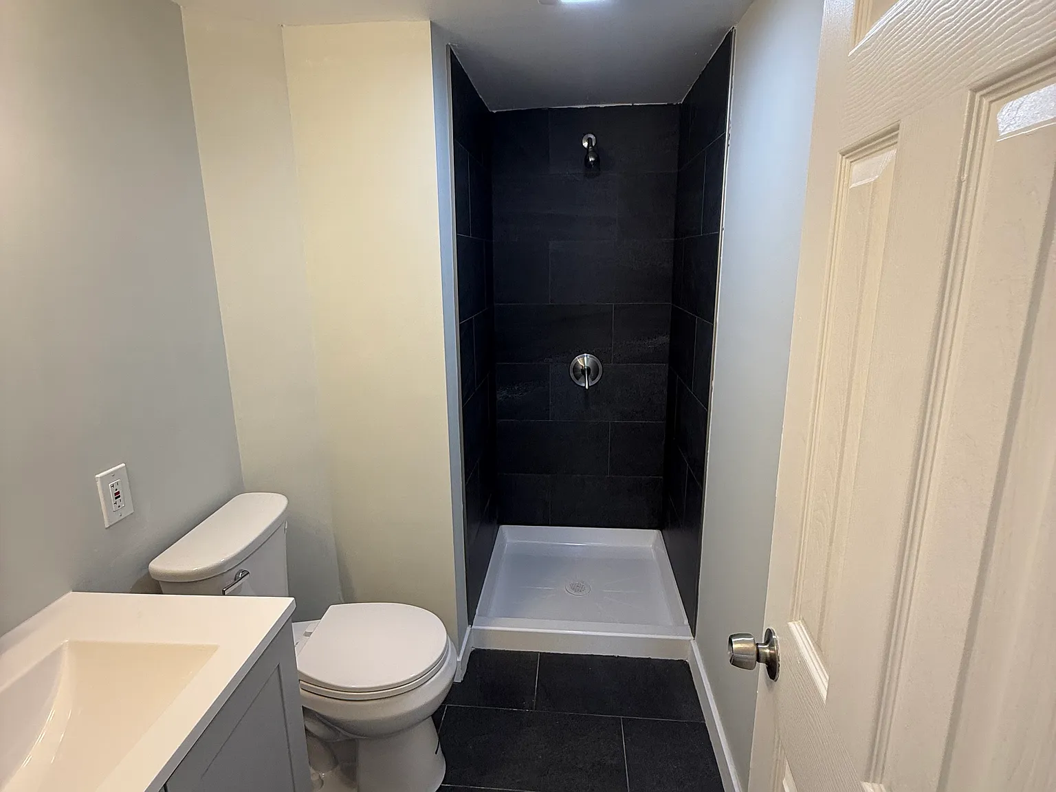 3 bed, 1000 sqft, $3,000 — Photo 2