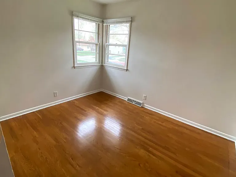 206 NE Sherman Dr — Photo 2