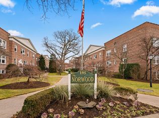 195 N Village Ave APT 4B, Rockville Centre, NY 11570