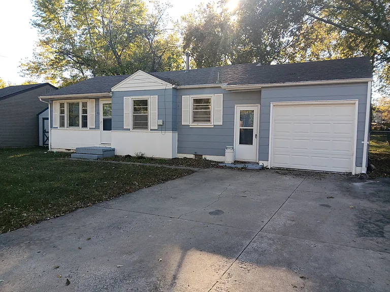 111 Lakeview Dr — Photo 1