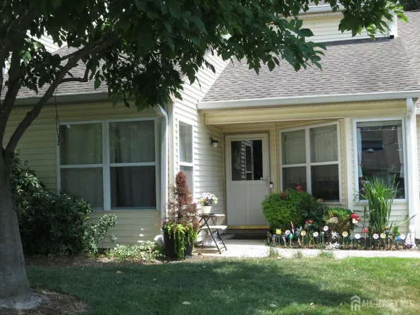37 Aspen Ave, Englishtown, NJ 07726