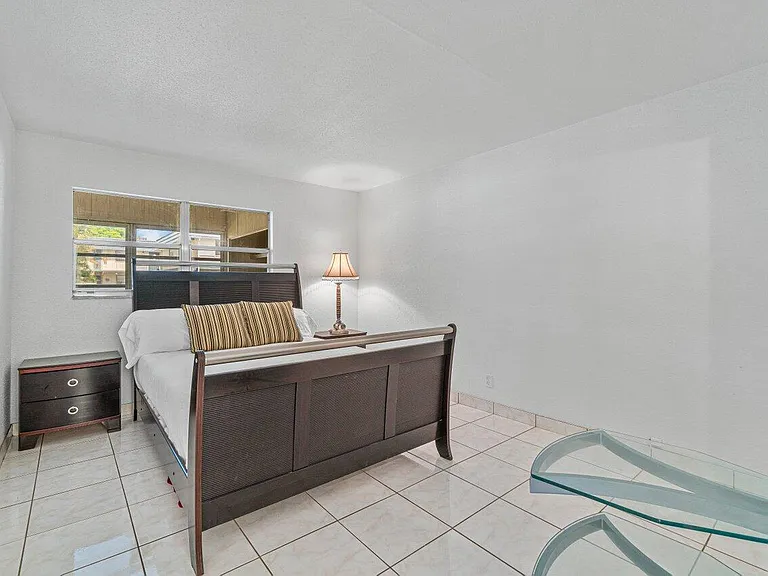 260 Brittany Ave #F — Photo 16