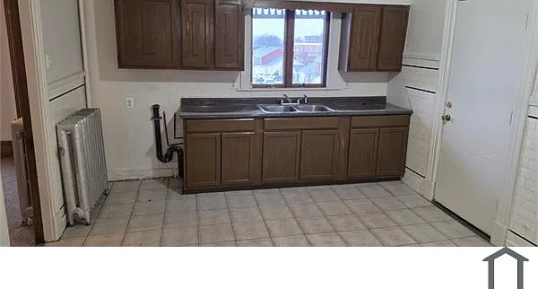 3 bed, 925 sqft, $1,900 — Photo 2