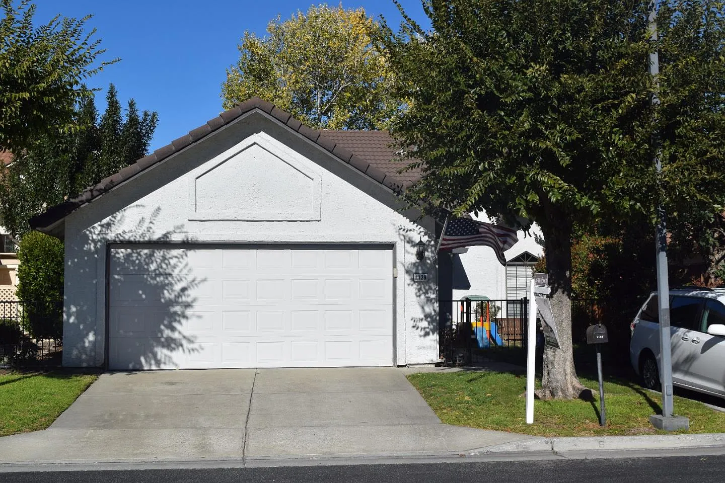 1129 Del Oro Way photo 1