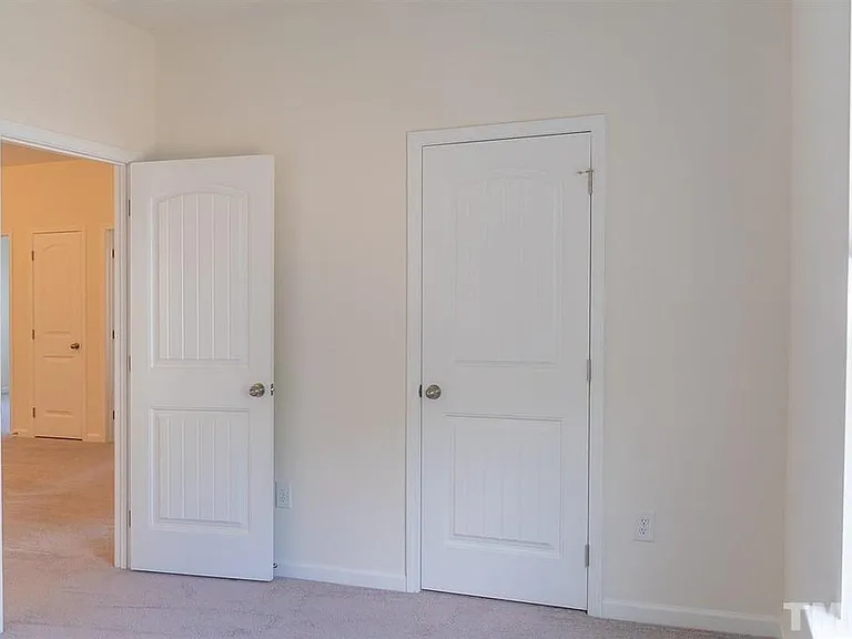 1004 Archer Ln — Photo 8