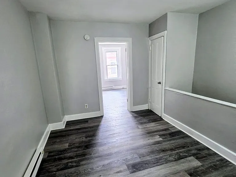 816 Laufer St — Photo 7
