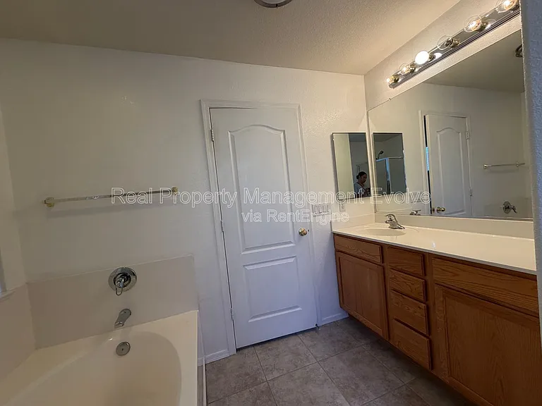15847 W Saguaro Ln — Photo 12