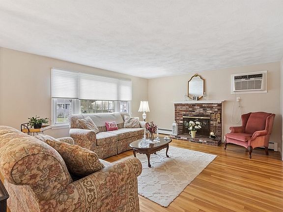 3rd image of 134 River Rd