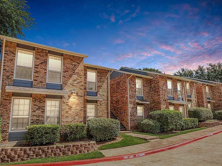 2730 Oak Tree Dr — Photo 1