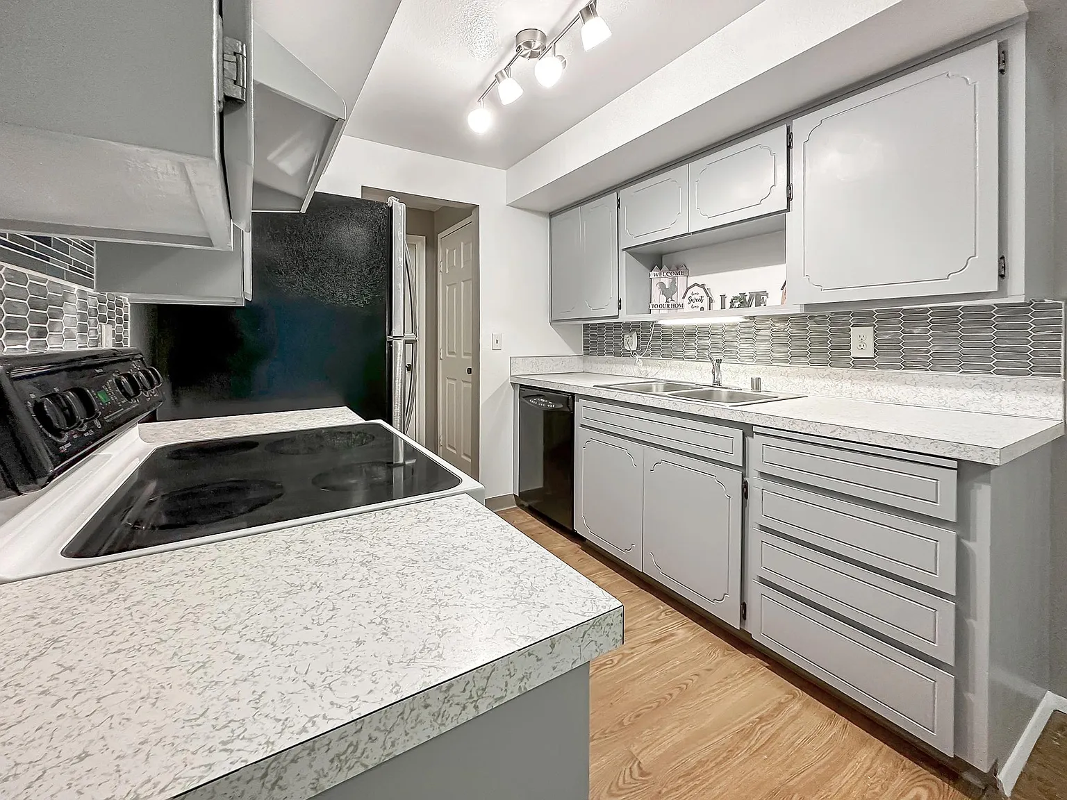 2 bed, 1.5 bath, 1116 sqft, $2,222 — Photo 2