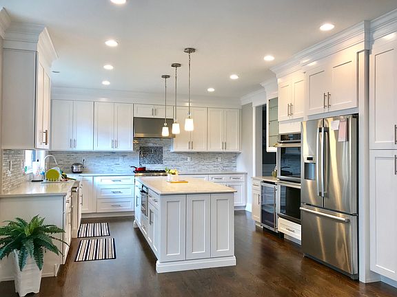 2nd image of 301 Linden St