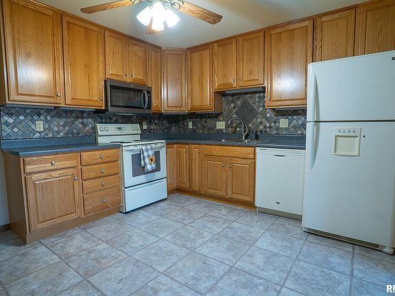 3rd image of 66 Dawn Dr