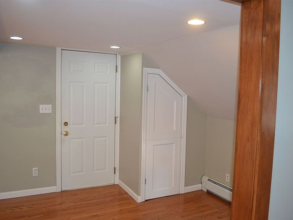 2-shang31817entrencedoorandclosetonright