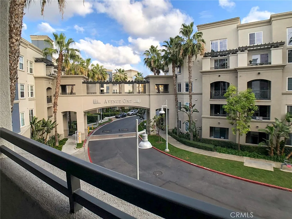 1 bed, 734 sqft, $2,700 — Photo 1