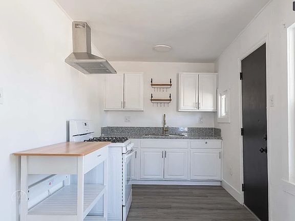 3rd image of 200 Van Buren St #1/2