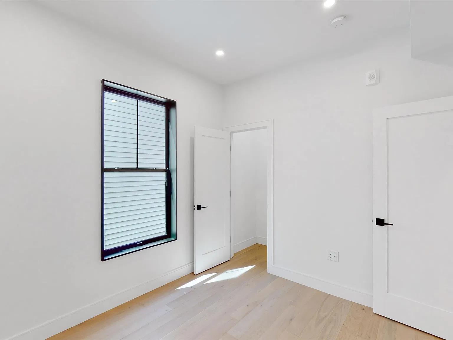 2 bed, 984 sqft, $3,970 — Photo 4