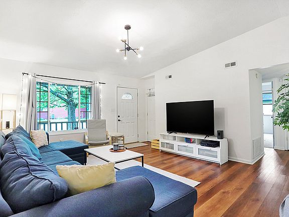3rd image of 4634 Clayburn Dr