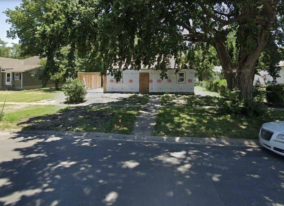 1st image of 121 E 11th St