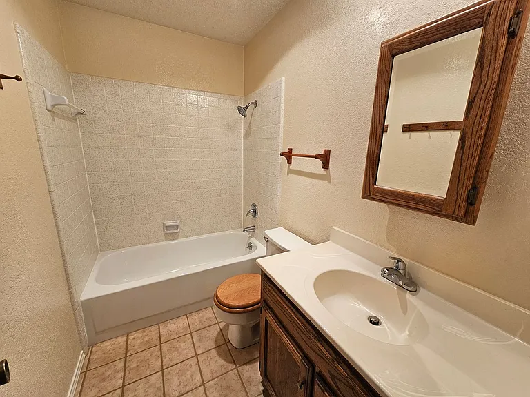 400 Hallmark Dr — Photo 19
