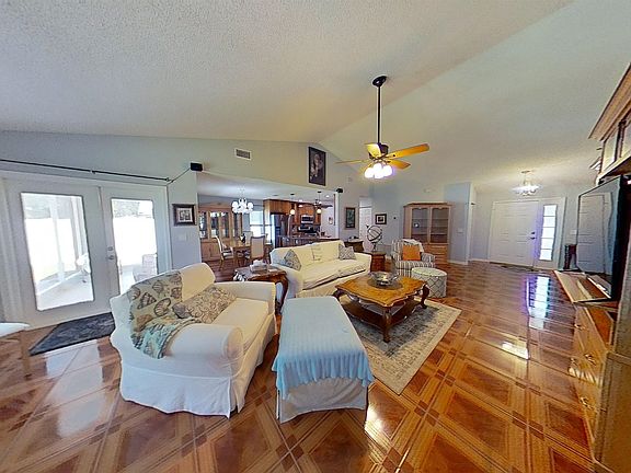 3rd image of 212 Saint Thomas St