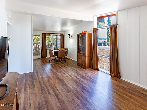 4th image of 232 S Avenue B