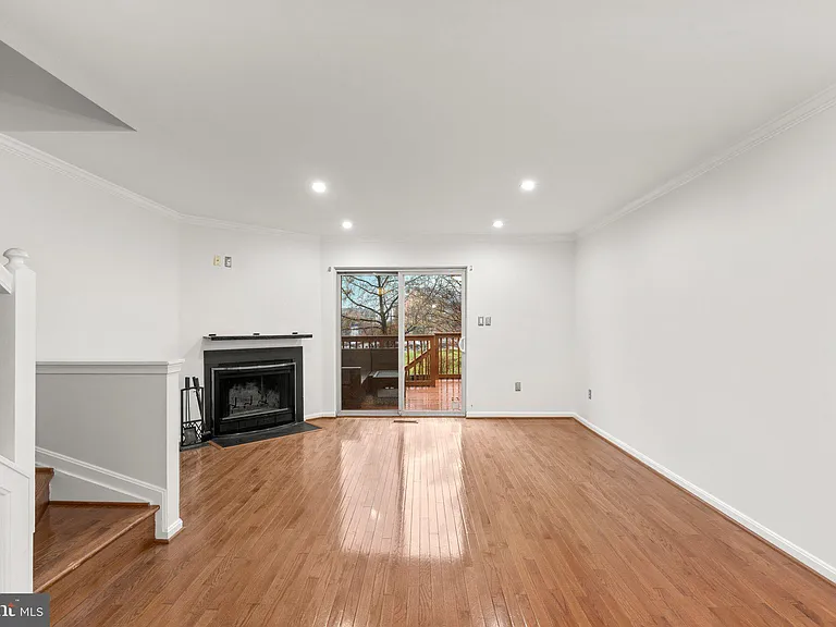 1120 S Kenwood Ave — Photo 5