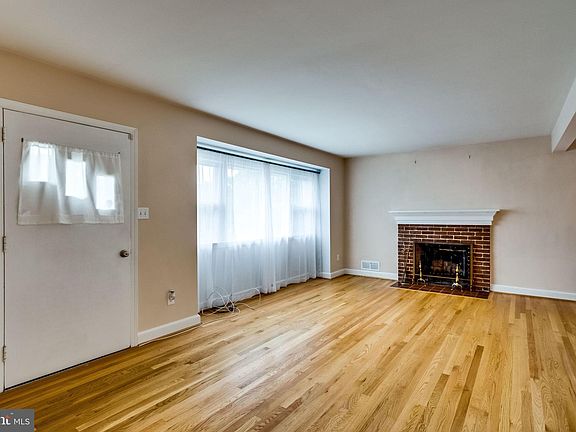 4th image of 5905 Arlington Blvd