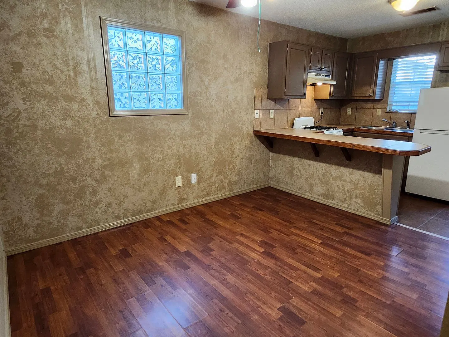 1B/1B End-Unit Apt — Photo 1