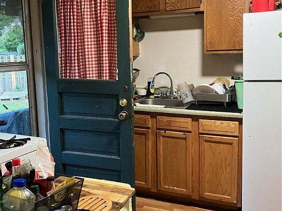 2nd image of 500-502 Coal St