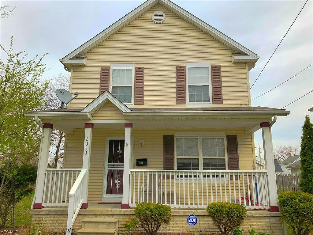 2353 E 59th St photo 1