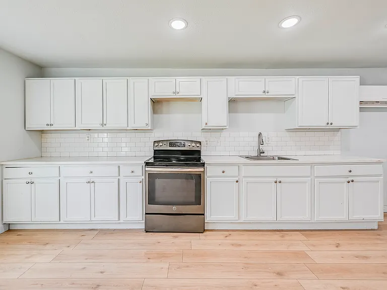 1131 W Johnson St — Photo 4