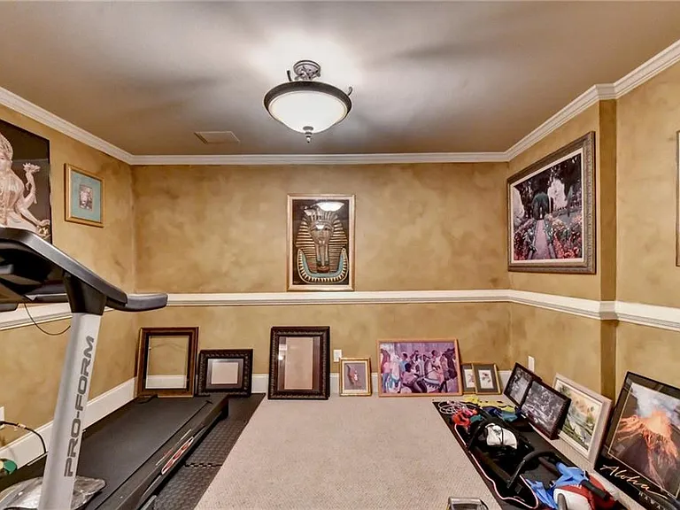 8910 Pinehurst Cv — Photo 95