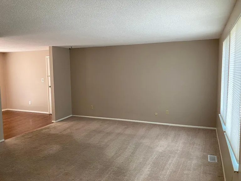 585 Meadowview Ln — Photo 5