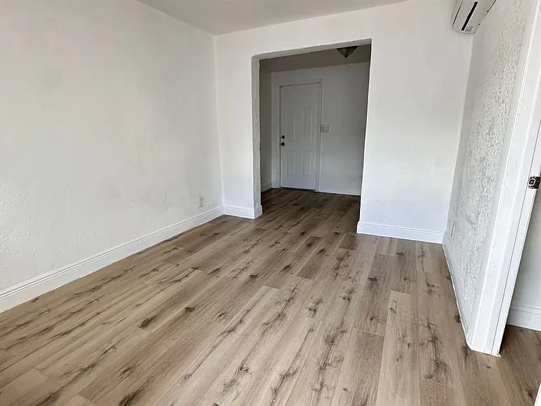 840 NW 10th St #5-8 — Photo 1
