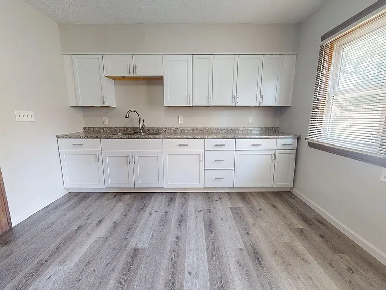 9715 Plymouth Ave — Photo 8