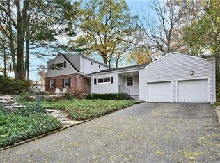 72 Wood Hollow Ln, New Rochelle, NY 10804