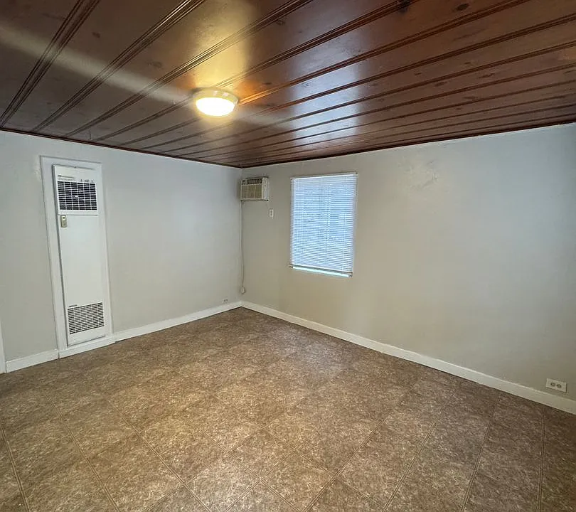 2032 Acorn Ln
