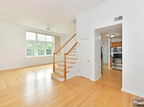 32 Smith Ave APT 2F, Fair Lawn, NJ 07410