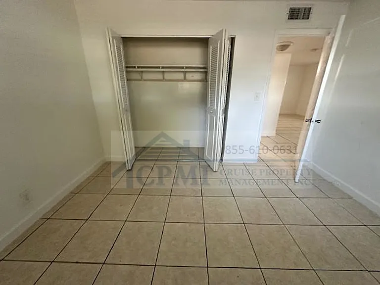 Lakeview Apartments - 5911 SW 41 St — Photo 31