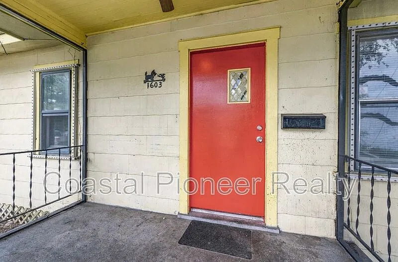 2 bed, 1.0 bath, 810 sqft, $1,695 — Photo 3