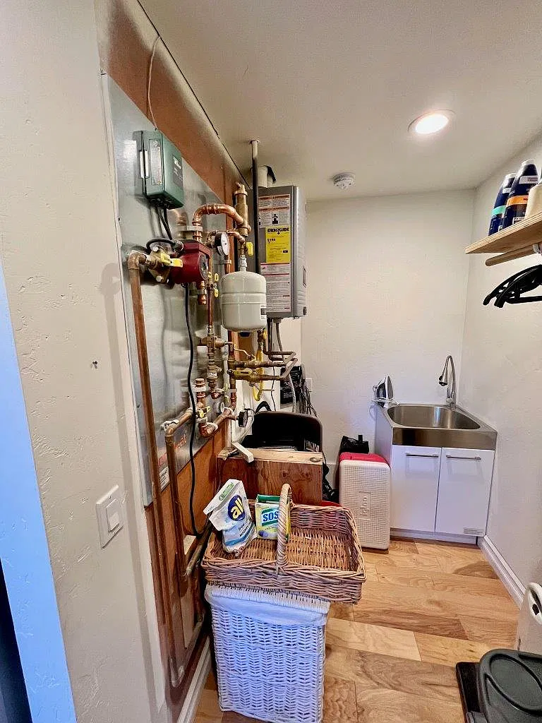 205 Kinnikinnick Ln — Photo 3