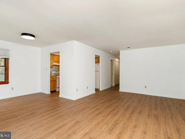 109 Wyndham Pl — Photo 3