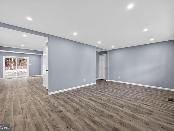 5th image of 2795 Monmouth Rd