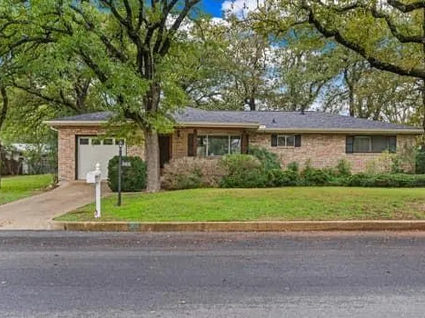 305 Tanglewood Dr, Fredericksburg, TX 78624